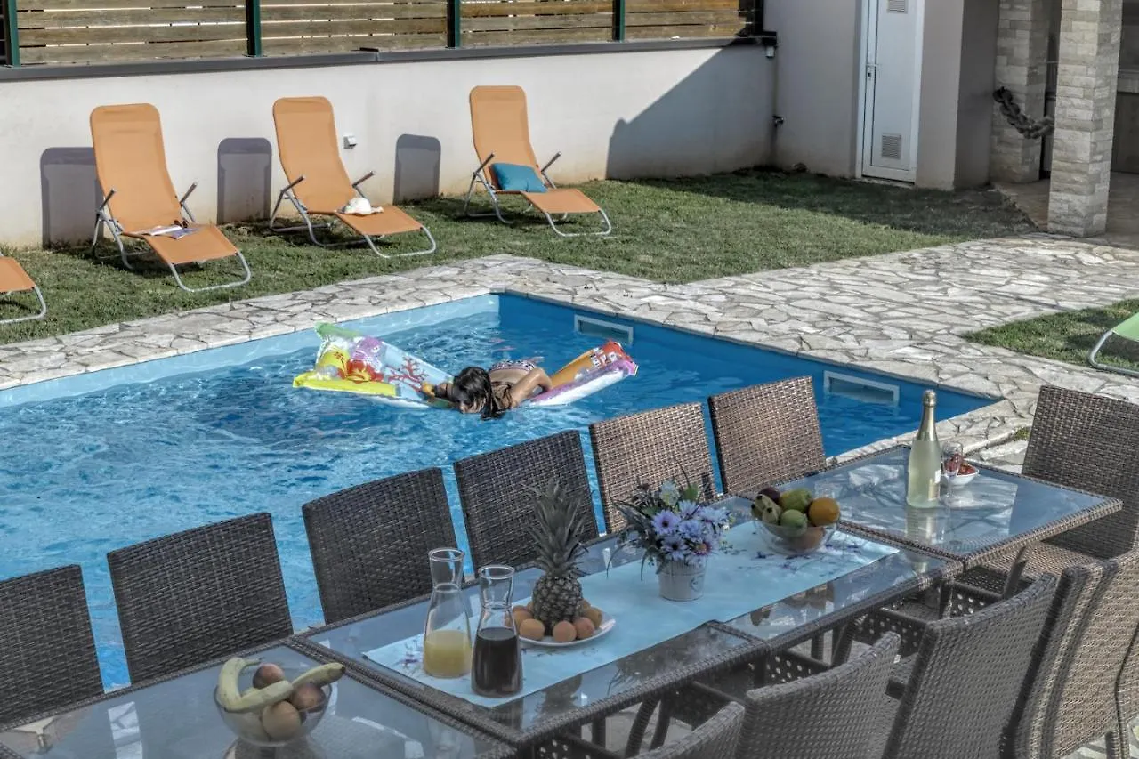 Villa Gracia - Big House, Pool, Bbq, Playground & Table Tennis, Game Room With Billiards & Table Football, Pula, Istria Croazia