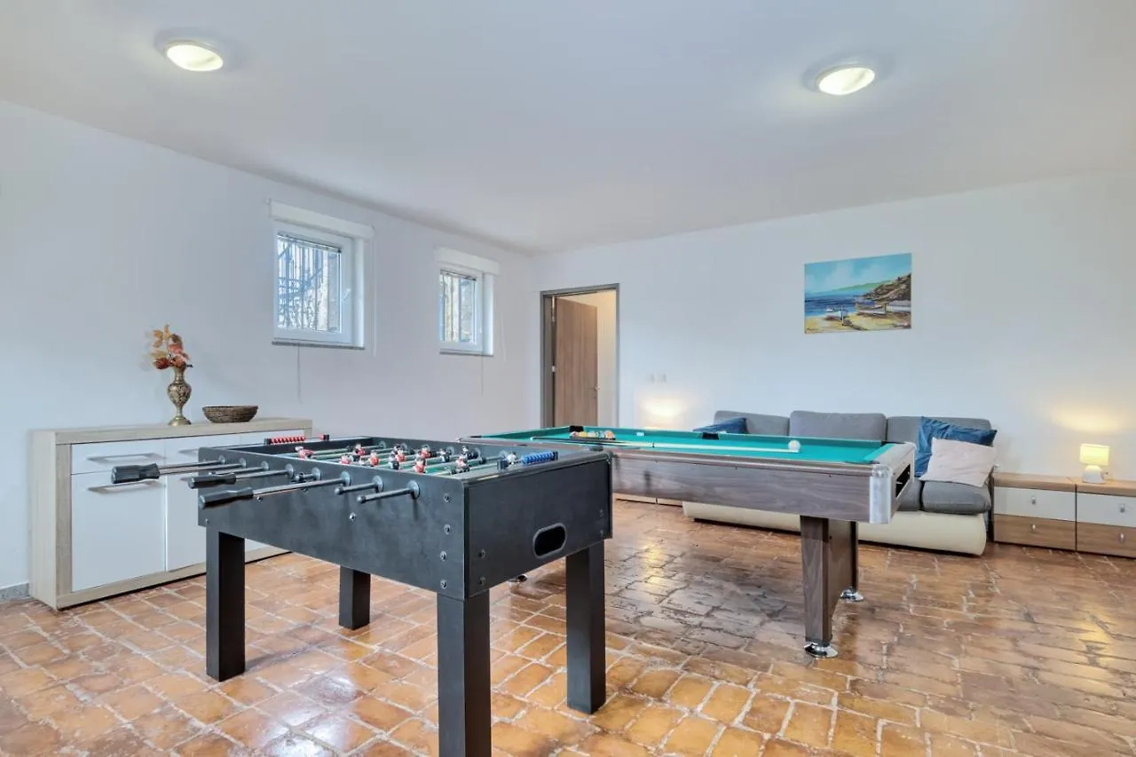 Villa Gracia - Big House, Pool, Bbq, Playground & Table Tennis, Game Room With Billiards & Table Football, Pula, Istria Croazia